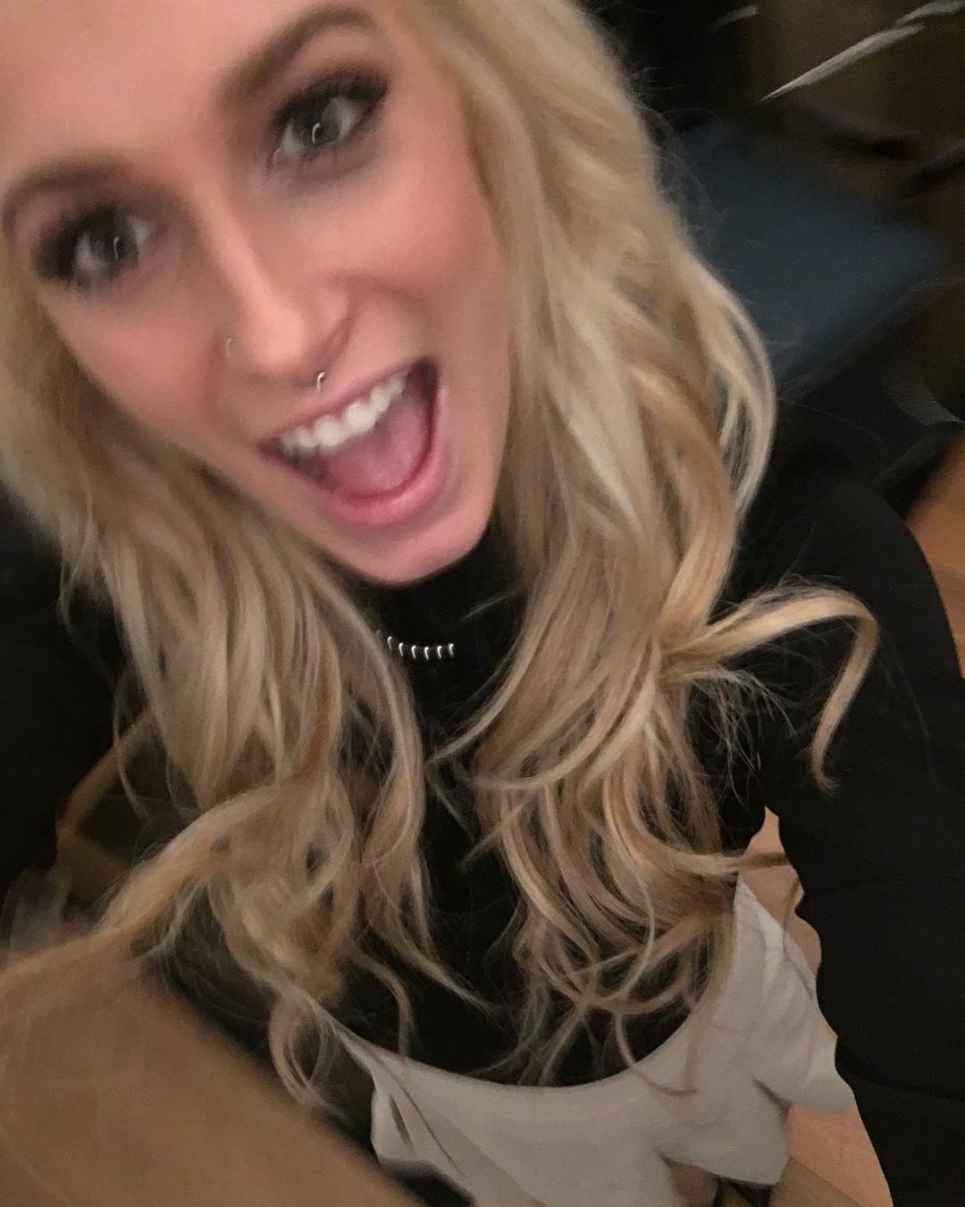 hot selfie pour fille du 56 avion de chasse